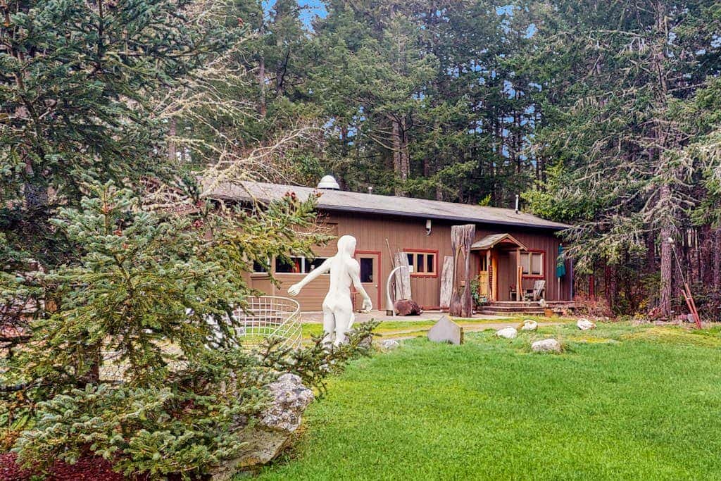 Dog Friendly Studio with Kitchenette, WiFi, Yard and Fire Pit near Eastsound Beach