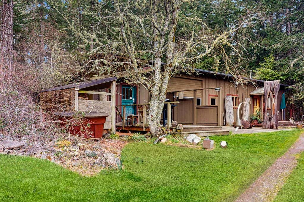 Dog Friendly Studio with Kitchenette, WiFi, Yard and Fire Pit near Eastsound Beach