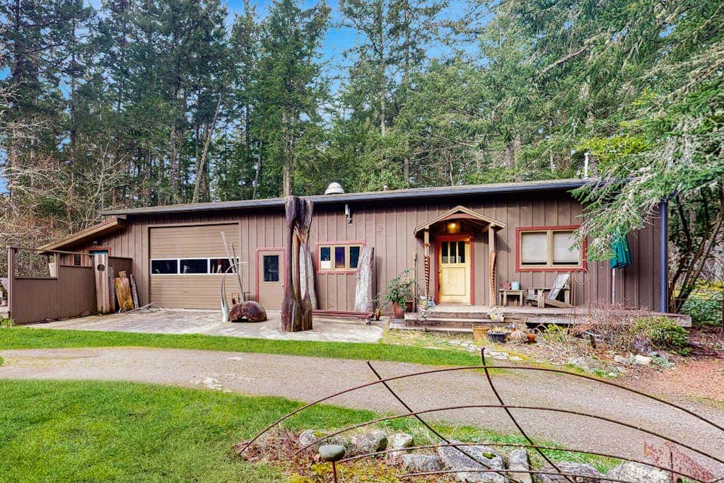 Dog Friendly Studio with Kitchenette, WiFi, Yard and Fire Pit near Eastsound Beach