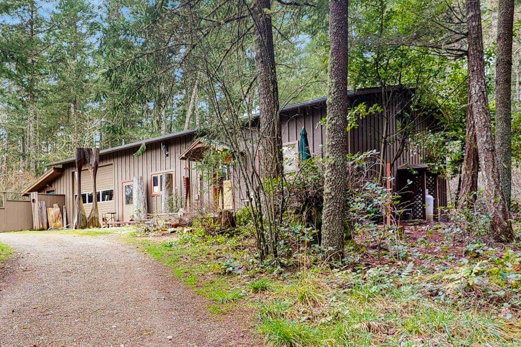 Dog Friendly Studio with Kitchenette, WiFi, Yard and Fire Pit near Eastsound Beach