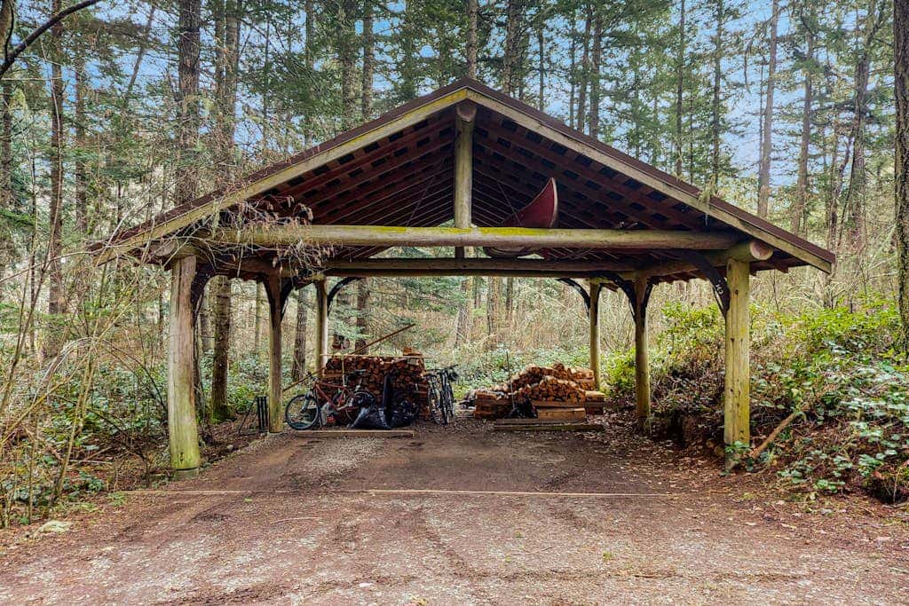 Dog Friendly Studio with Kitchenette, WiFi, Yard and Fire Pit near Eastsound Beach