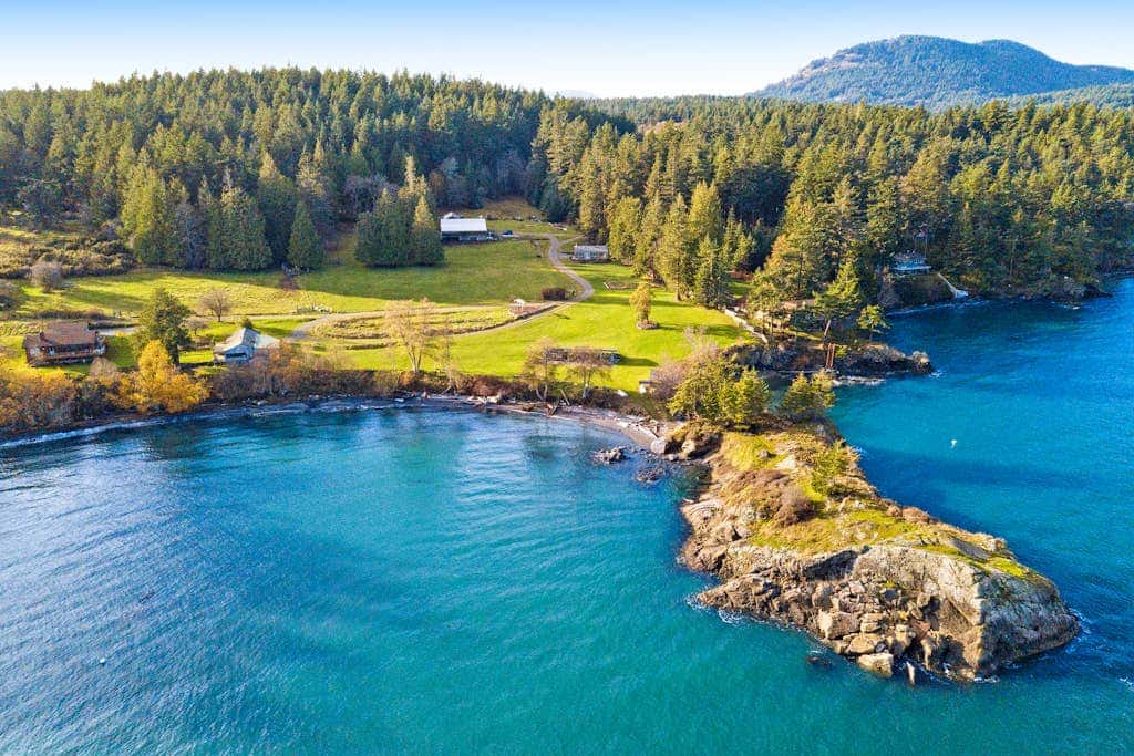 Beachfront Cottage on Buoy Bay with Beach Access and Boat Moor