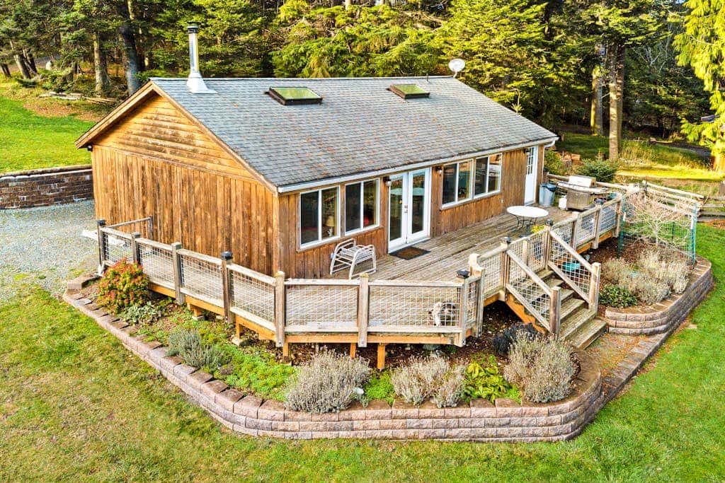 Beachfront Cottage on Buoy Bay with Beach Access and Boat Moor