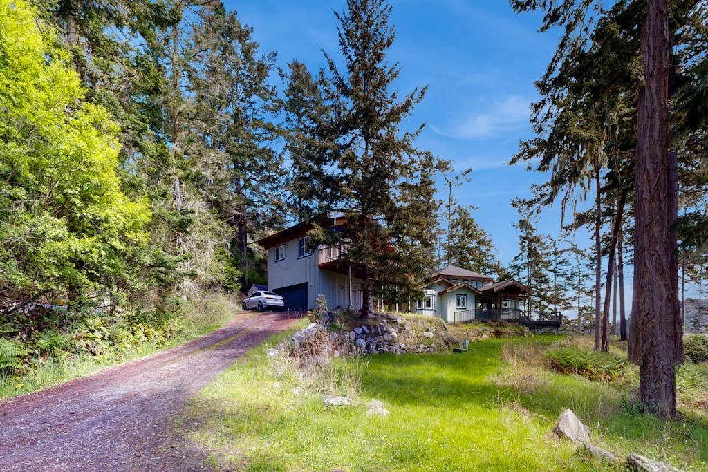 Pet Friendly Waterfront Escape with Fire Pit, Hot Tub and Mountain Views on Lopez Island