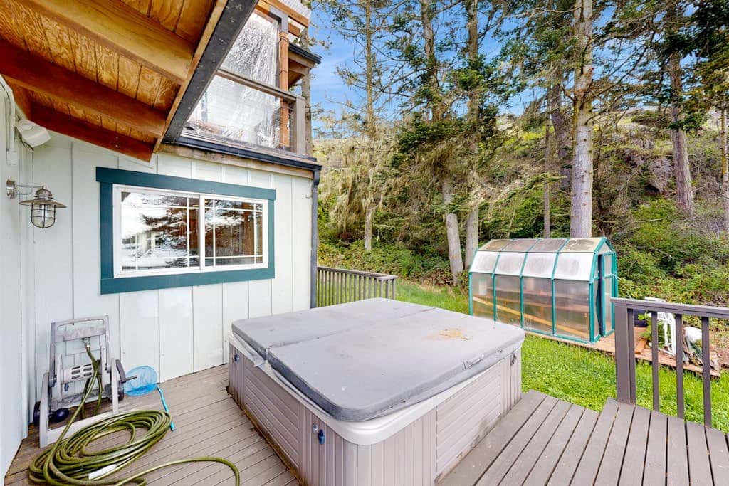 Pet Friendly Waterfront Escape with Fire Pit, Hot Tub and Mountain Views on Lopez Island