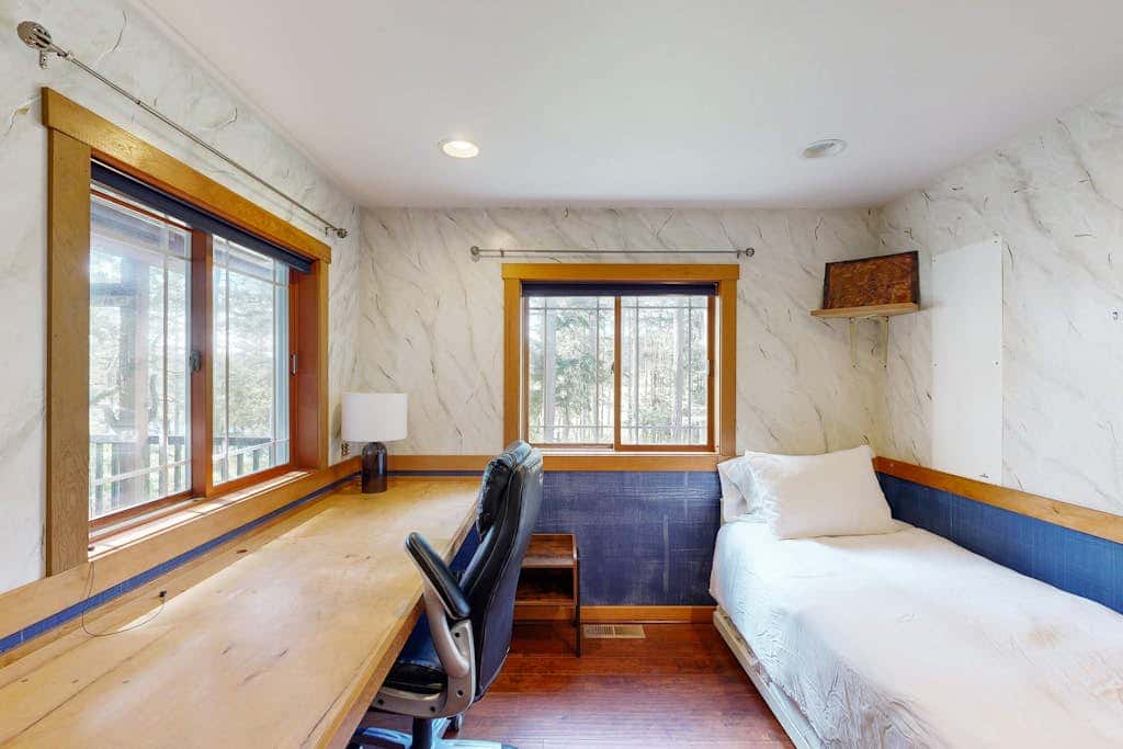 Pet Friendly Waterfront Escape with Fire Pit, Hot Tub and Mountain Views on Lopez Island