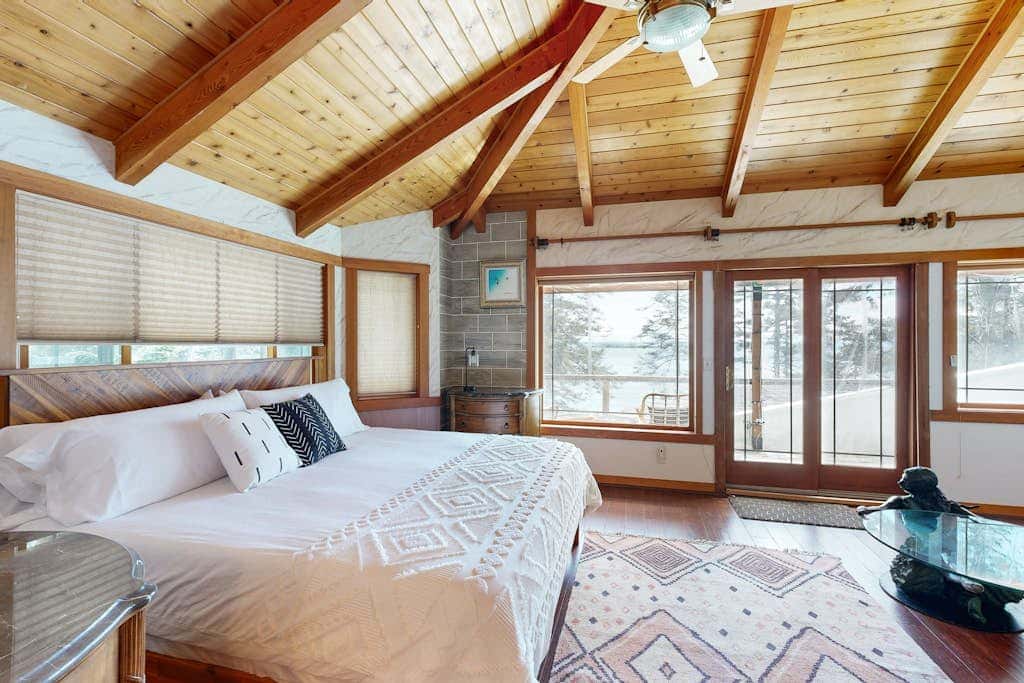 Pet Friendly Waterfront Escape with Fire Pit, Hot Tub and Mountain Views on Lopez Island