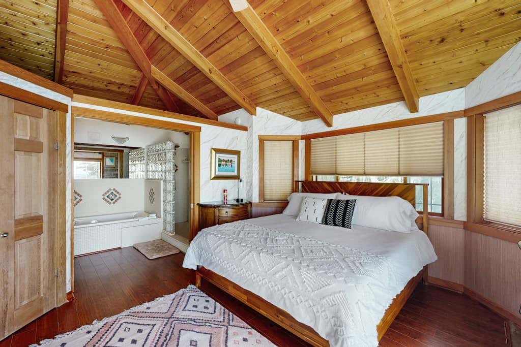 Pet Friendly Waterfront Escape with Fire Pit, Hot Tub and Mountain Views on Lopez Island