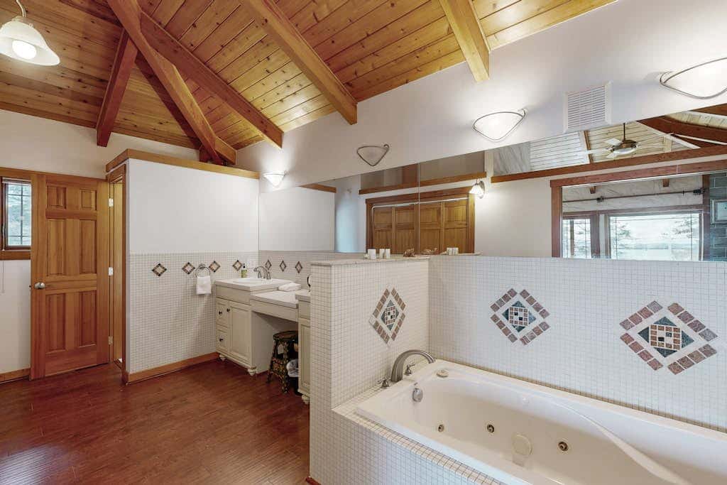 Pet Friendly Waterfront Escape with Fire Pit, Hot Tub and Mountain Views on Lopez Island