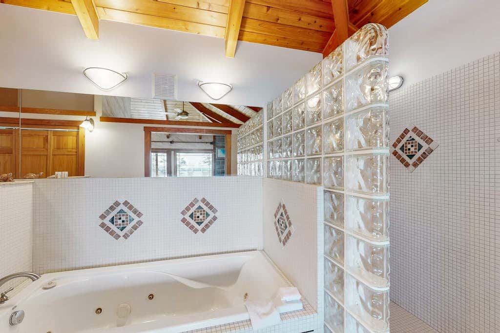 Pet Friendly Waterfront Escape with Fire Pit, Hot Tub and Mountain Views on Lopez Island