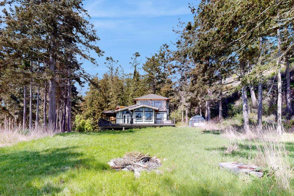 Pet Friendly Waterfront Escape with Fire Pit, Hot Tub and Mountain Views on Lopez Island