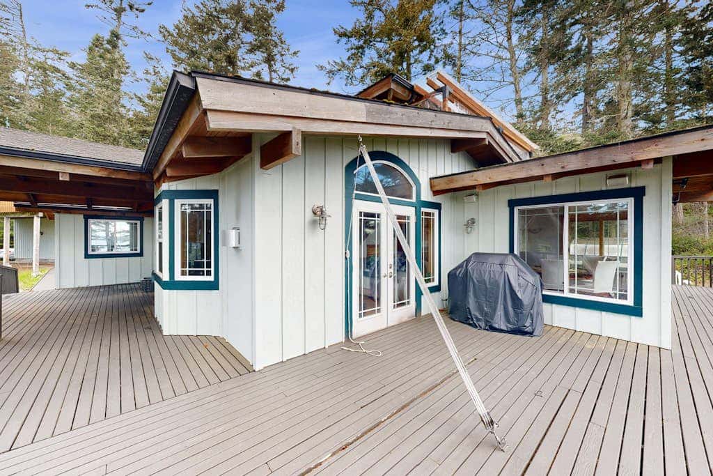 Pet Friendly Waterfront Escape with Fire Pit, Hot Tub and Mountain Views on Lopez Island