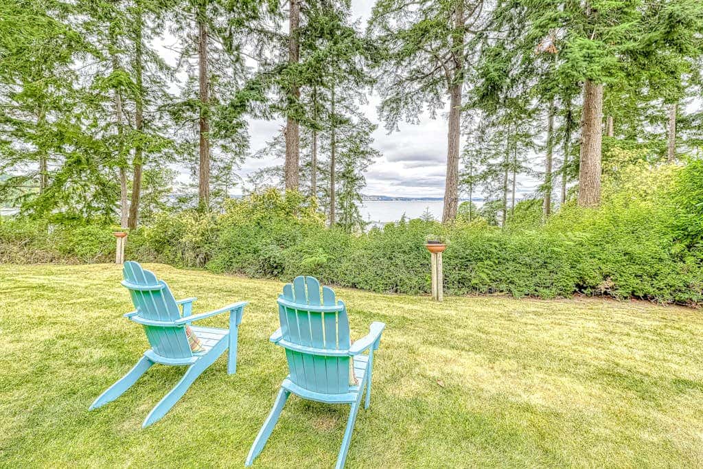 Charming Dog Friendly Beach Retreat with Hot Tub and Yard