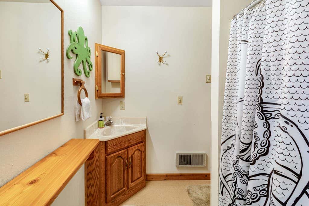 Charming Dog Friendly Beach Retreat with Hot Tub and Yard