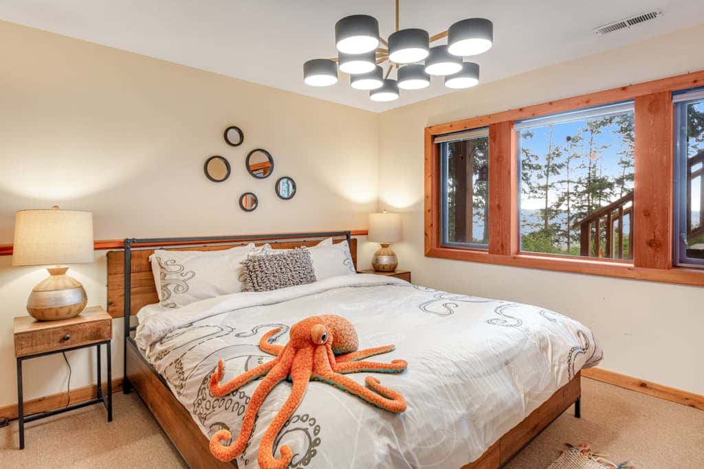 Charming Dog Friendly Beach Retreat with Hot Tub and Yard