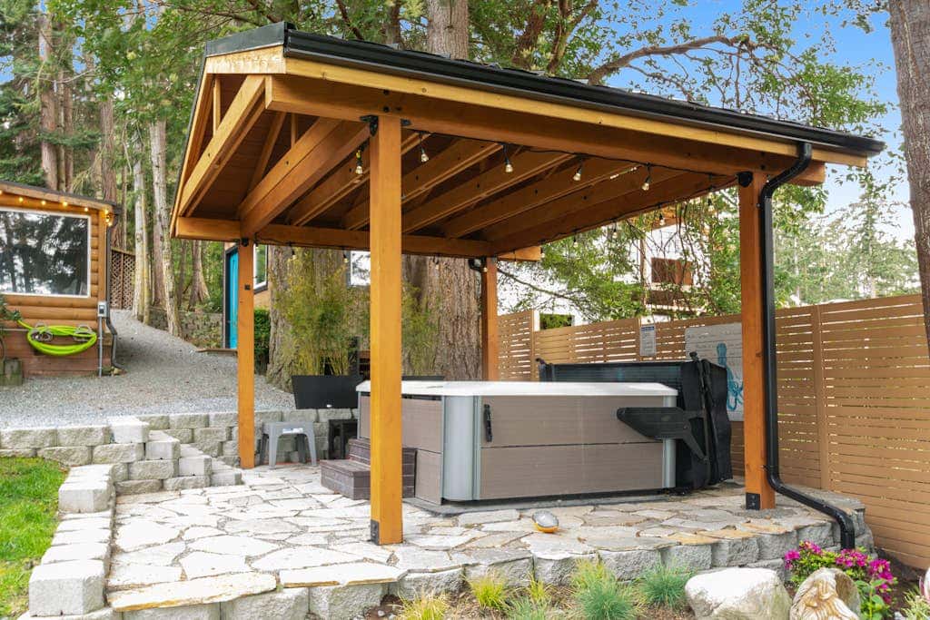 Charming Dog Friendly Beach Retreat with Hot Tub and Yard