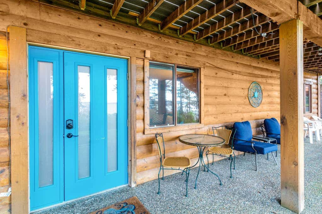 Charming Dog Friendly Beach Retreat with Hot Tub and Yard