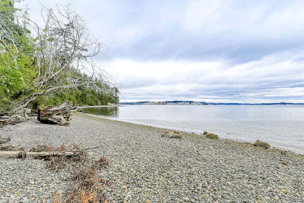 Charming Dog Friendly Beach Retreat with Hot Tub and Yard