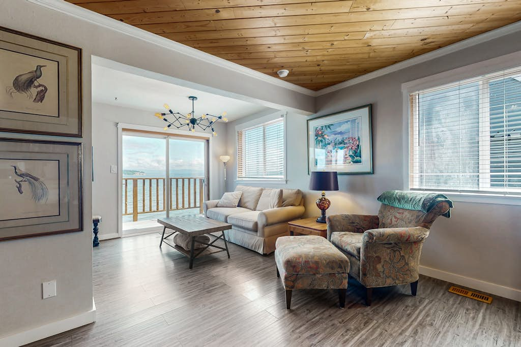 Relaxing Waterfront Studio Cottage with Private Beach Access