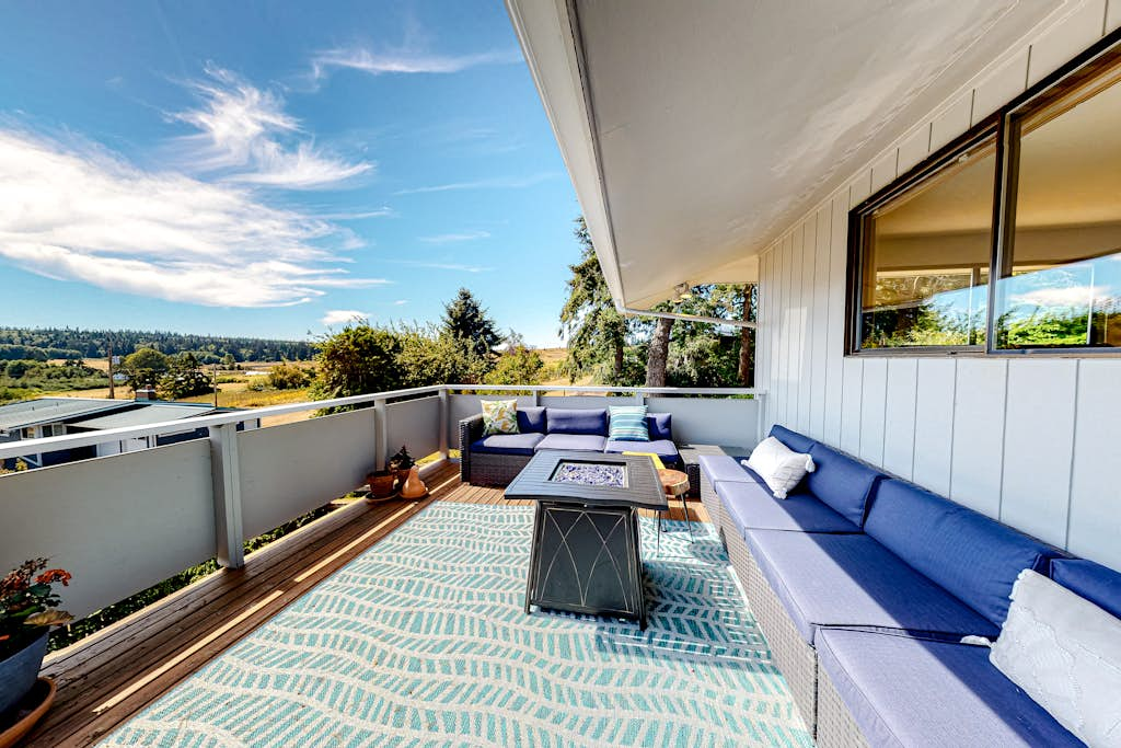 Hawk Lane Hideaway: Spacious 4 Bedroom Waterfront Retreat with Hot Tub
