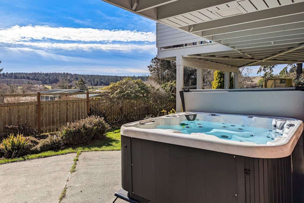 Dog-friendly home with sound view, fireplace, pizza oven & hot tub