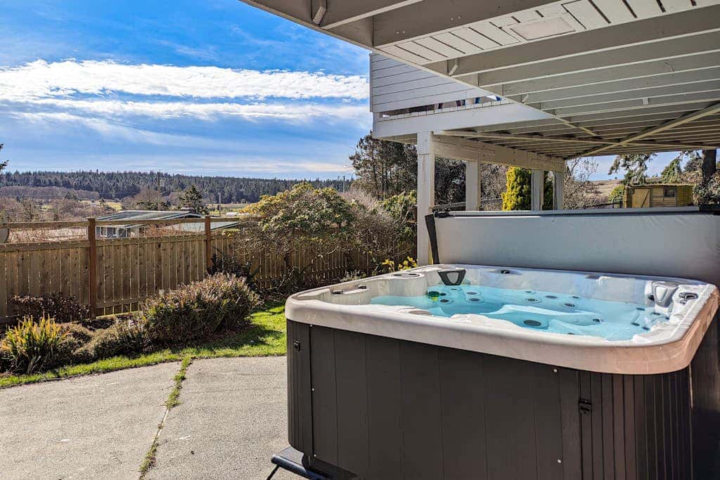 Hawk Lane Hideaway: Spacious 4 Bedroom Waterfront Retreat with Hot Tub