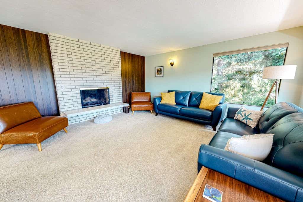 Dog-friendly home with sound view, fireplace, pizza oven & hot tub