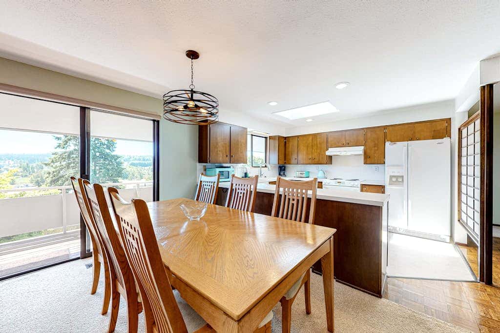 Hawk Lane Hideaway: Spacious 4 Bedroom Waterfront Retreat with Hot Tub
