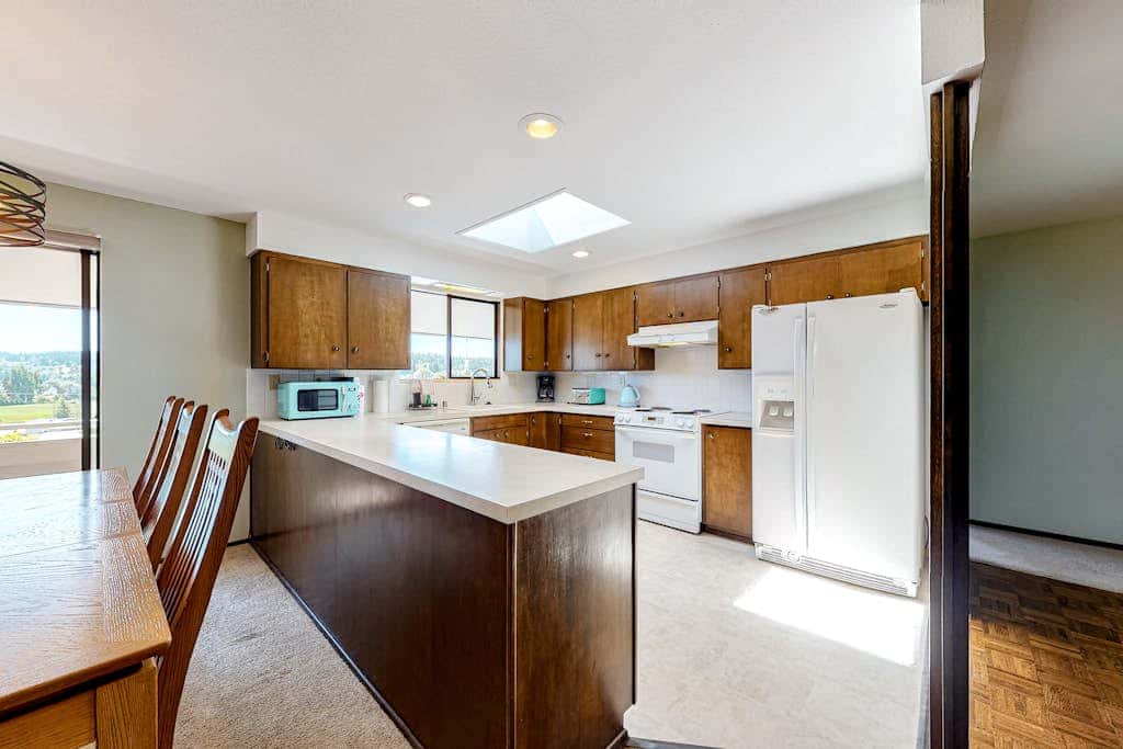Hawk Lane Hideaway: Spacious 4 Bedroom Waterfront Retreat with Hot Tub