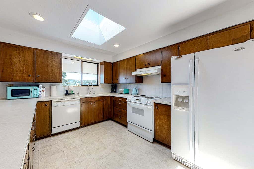 Hawk Lane Hideaway: Spacious 4 Bedroom Waterfront Retreat with Hot Tub