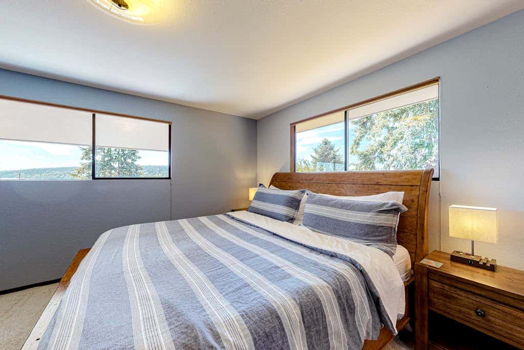 Hawk Lane Hideaway: Spacious 4 Bedroom Waterfront Retreat with Hot Tub