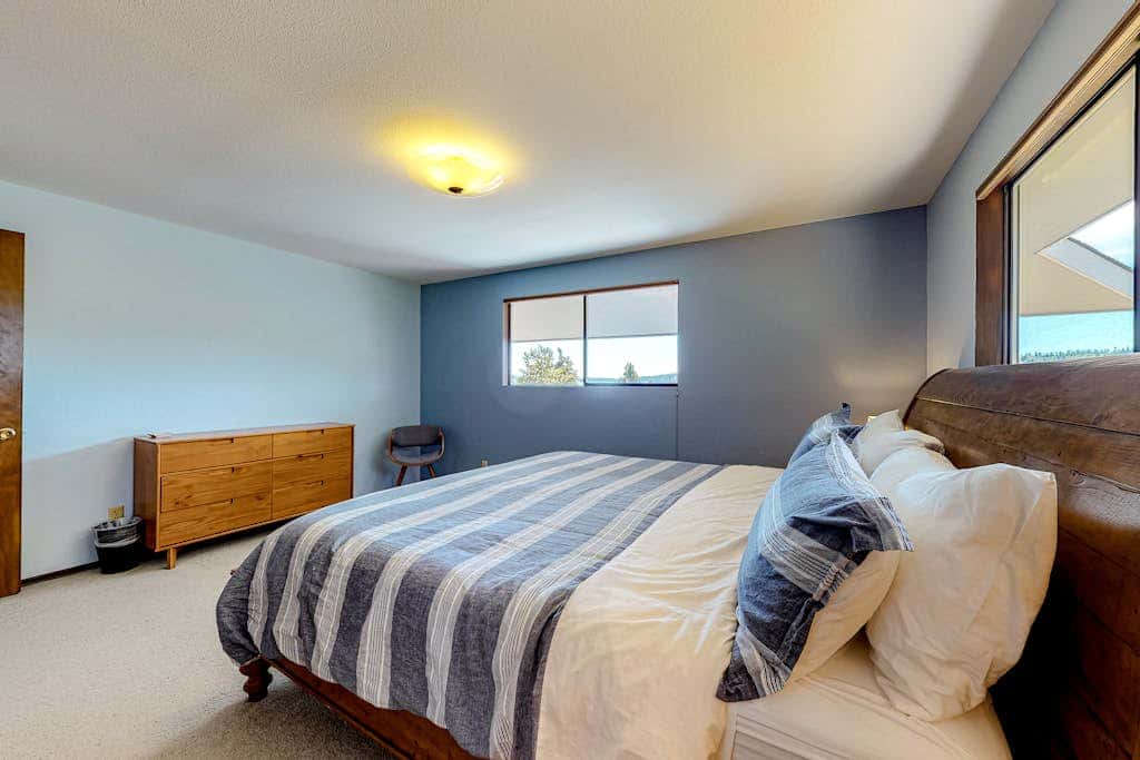 Hawk Lane Hideaway: Spacious 4 Bedroom Waterfront Retreat with Hot Tub