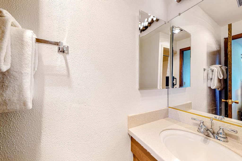 Hawk Lane Hideaway: Spacious 4 Bedroom Waterfront Retreat with Hot Tub