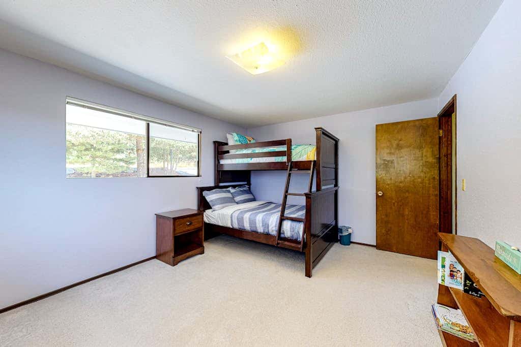 Hawk Lane Hideaway: Spacious 4 Bedroom Waterfront Retreat with Hot Tub