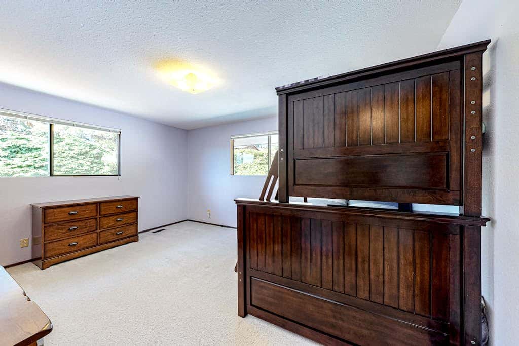 Hawk Lane Hideaway: Spacious 4 Bedroom Waterfront Retreat with Hot Tub