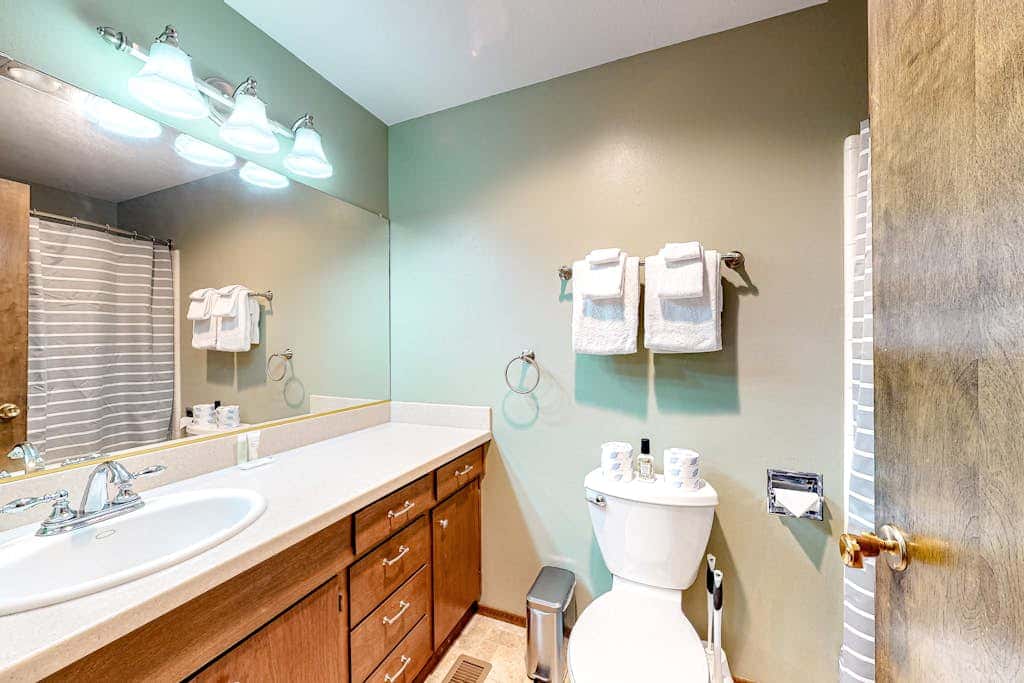 Hawk Lane Hideaway: Spacious 4 Bedroom Waterfront Retreat with Hot Tub