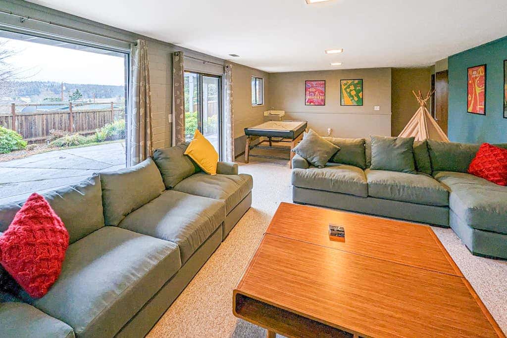 Hawk Lane Hideaway: Spacious 4 Bedroom Waterfront Retreat with Hot Tub