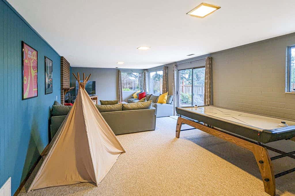 Hawk Lane Hideaway: Spacious 4 Bedroom Waterfront Retreat with Hot Tub