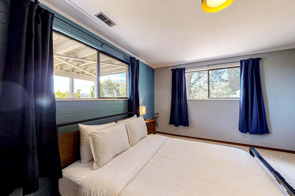 Hawk Lane Hideaway: Spacious 4 Bedroom Waterfront Retreat with Hot Tub