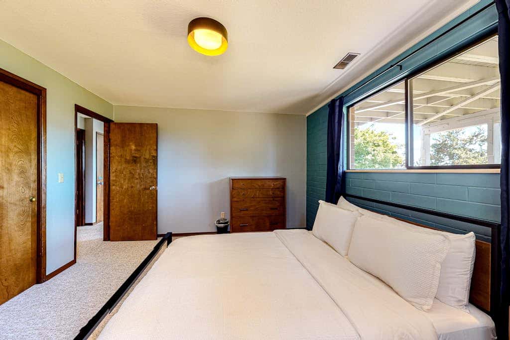 Hawk Lane Hideaway: Spacious 4 Bedroom Waterfront Retreat with Hot Tub