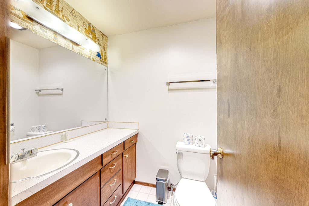 Hawk Lane Hideaway: Spacious 4 Bedroom Waterfront Retreat with Hot Tub