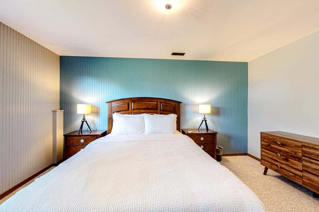 Hawk Lane Hideaway: Spacious 4 Bedroom Waterfront Retreat with Hot Tub