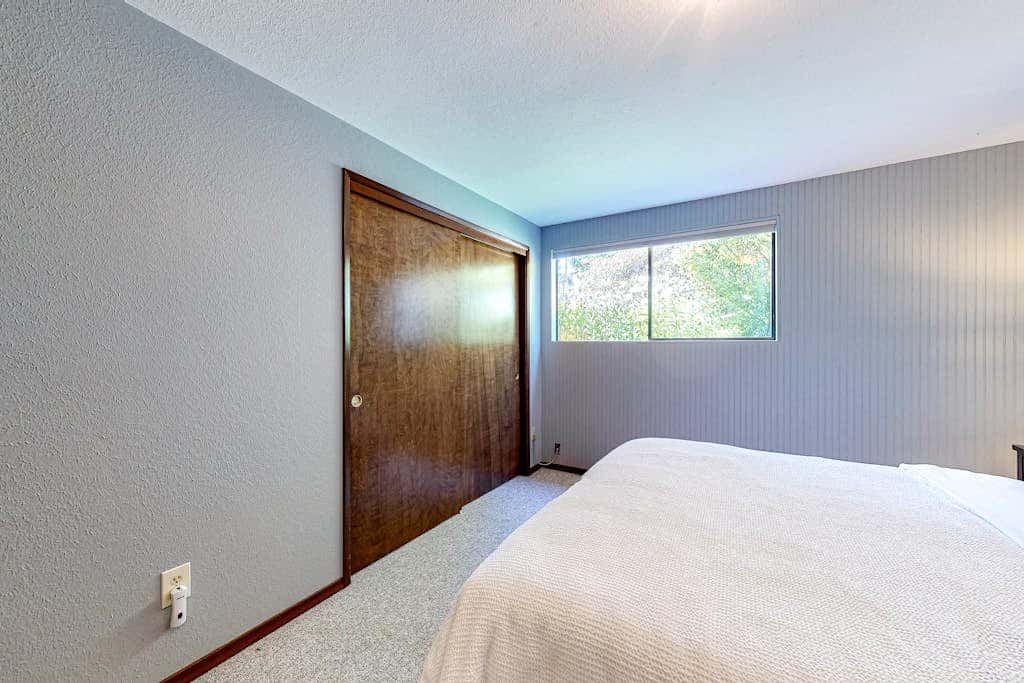 Hawk Lane Hideaway: Spacious 4 Bedroom Waterfront Retreat with Hot Tub
