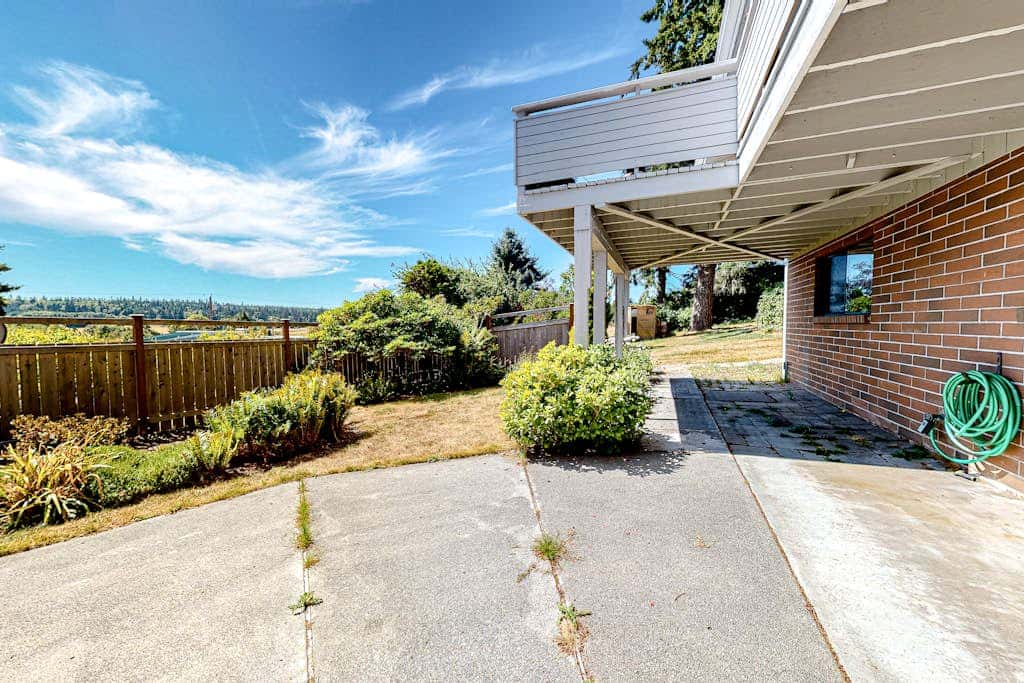 Hawk Lane Hideaway: Spacious 4 Bedroom Waterfront Retreat with Hot Tub