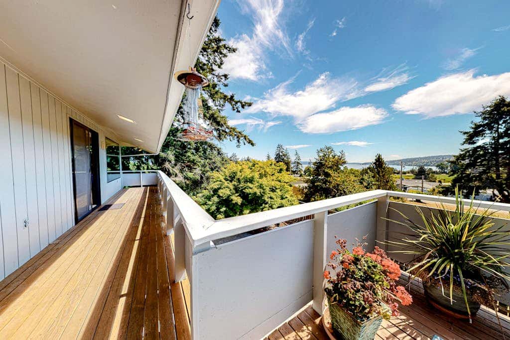 Hawk Lane Hideaway: Spacious 4 Bedroom Waterfront Retreat with Hot Tub