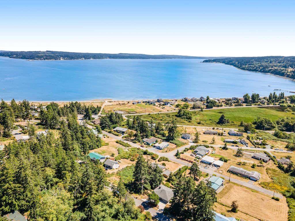 Hawk Lane Hideaway: Spacious 4 Bedroom Waterfront Retreat with Hot Tub