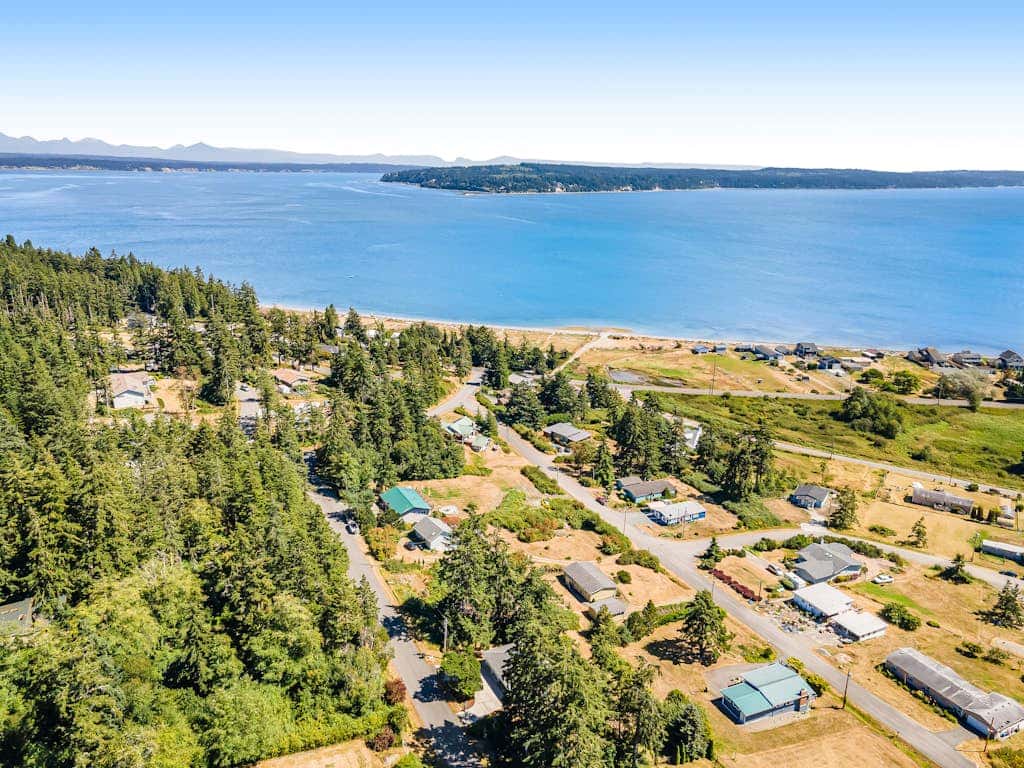 Hawk Lane Hideaway: Spacious 4 Bedroom Waterfront Retreat with Hot Tub
