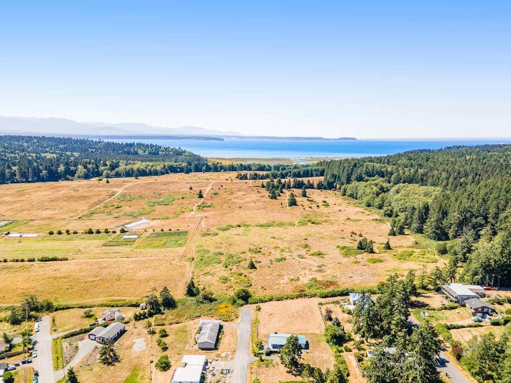Hawk Lane Hideaway: Spacious 4 Bedroom Waterfront Retreat with Hot Tub