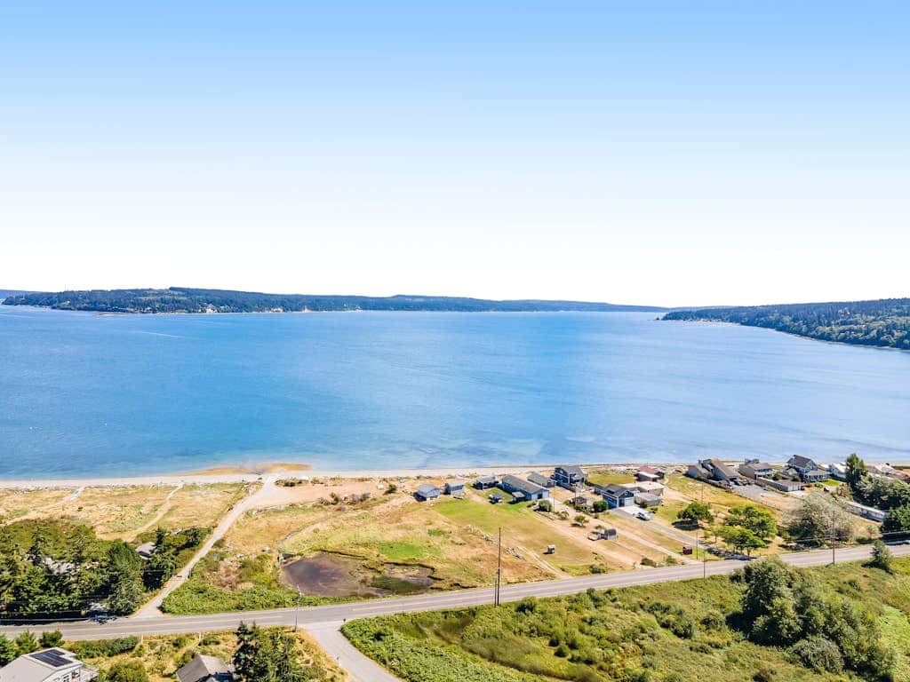 Hawk Lane Hideaway: Spacious 4 Bedroom Waterfront Retreat with Hot Tub