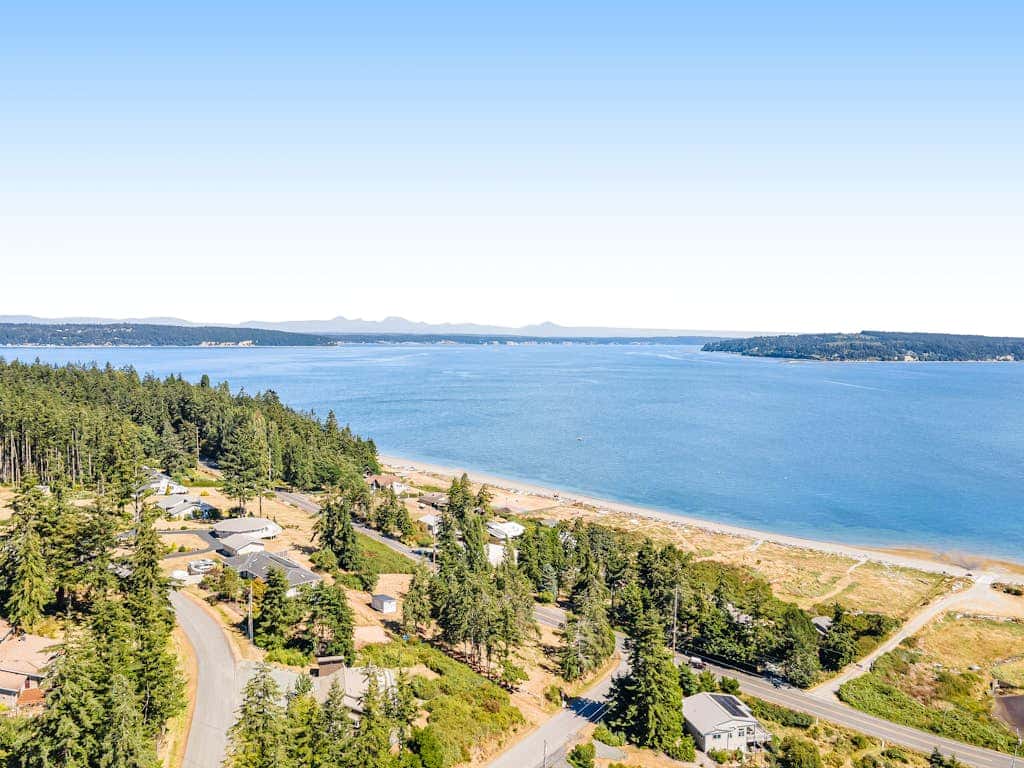 Hawk Lane Hideaway: Spacious 4 Bedroom Waterfront Retreat with Hot Tub